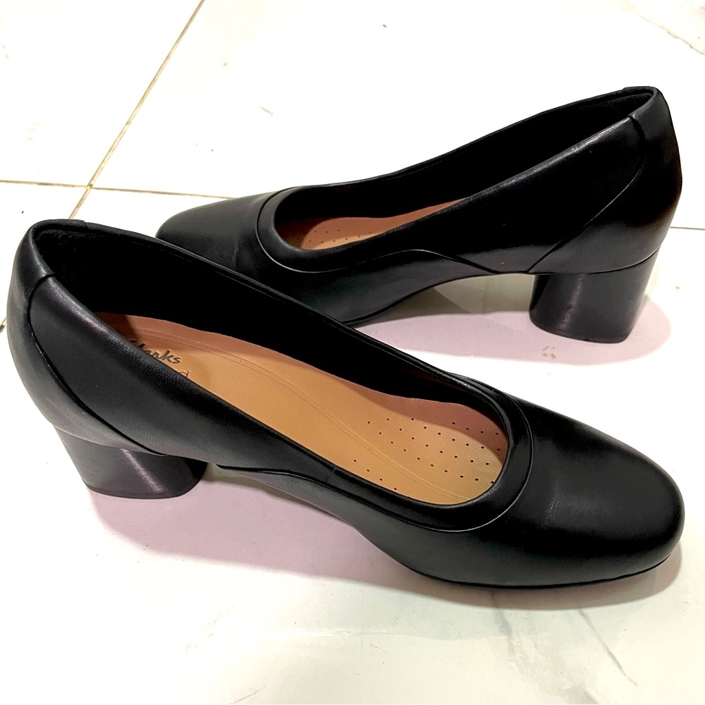 Clark’s unstructured black dress pumps block sculpted heel excellent condition